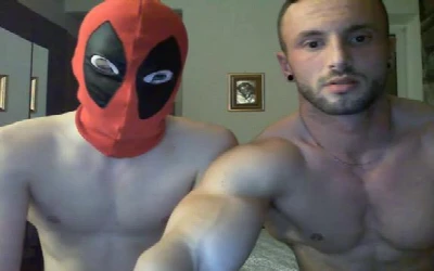 Broderagem com amigo encapuzado na webcam ao vivo