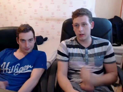 Amigos batendo na broderagem na Webcam para garota fake