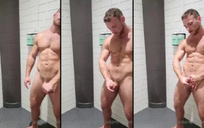 Macho peitudo e sarado gozando no banho e filmando tudo