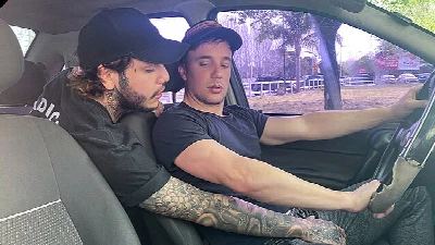 Macho tatuado pegou na pica do uber e chupou gostoso