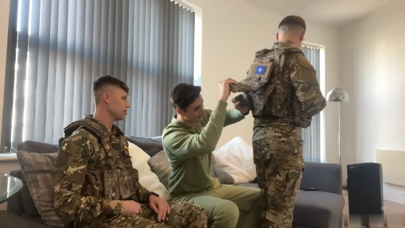 Garotão comendo dois novinhos do exercito amadorzão!