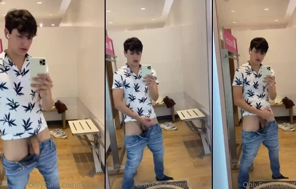Garoto gozando no provador da loja e filmando com o celular