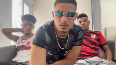 Garotão chupou os malocas BrunoZl e pro André e deu pros dois