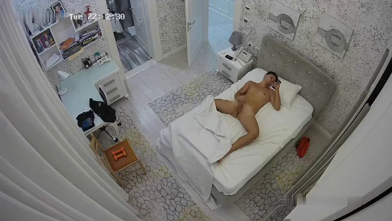 Batendo uma no quarto escondido dos pais - IPCam