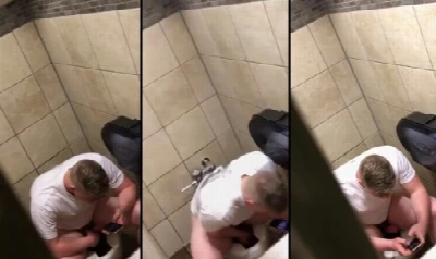 Loiro gato gozando no banheirão público flagrado