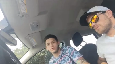 Surfista coloca carinha para mamar no carro e filma escondido