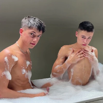 Danny Delanox com mais dois amigos em broderagem
