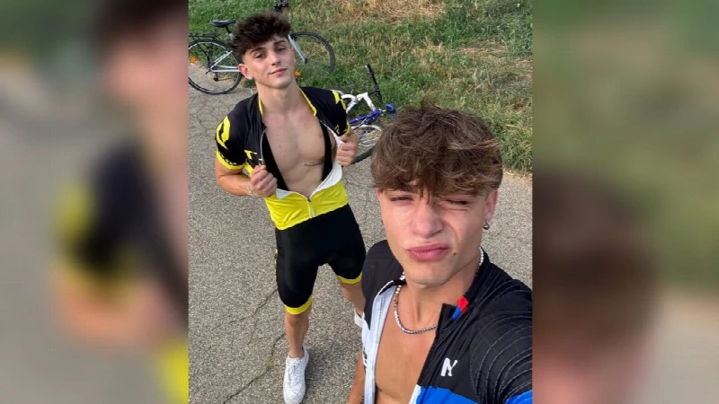 Only Fans – Samuele Cunto (sexysamu) troca com o Edoardo Fresia (mynameisedo) no campo após pedalada