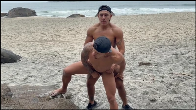 Gui Sousa dando o cuzão no meio da praia amadora